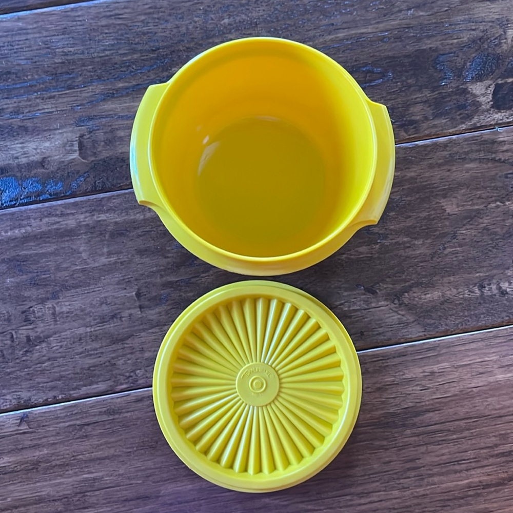Vintage 1970 Tupperware YELLOW Servalier Container - Picture 2 of 8